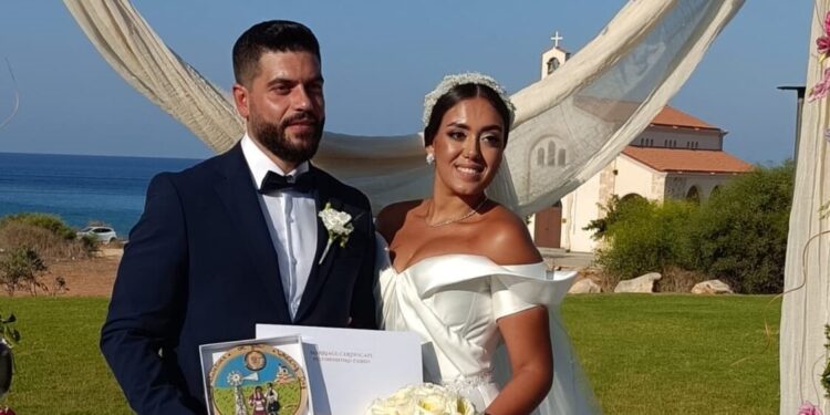 حفل زواج عائلي في قبرص  هندسته أنامل العروس …  كريستين حداد تحتفل بزواج  آخر حبة من عنقود عائلتها:  شقيقها جريس وزوجته جوانا…