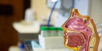 ورم في الحنجرة أعاق التنفّس  فاستُحدثت فتحة في القصبة الهوائية  أعادت للمريض قدرته على التنفّس…