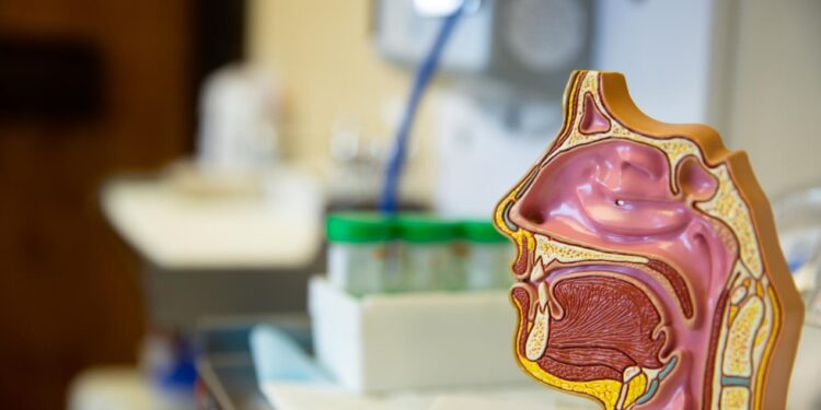 ورم في الحنجرة أعاق التنفّس  فاستُحدثت فتحة في القصبة الهوائية  أعادت للمريض قدرته على التنفّس…