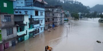 شركات الإعادة تتشدّد مجدداً بعد فيضان بحيرة جليدية في هيملايا يجرف الجسور ويهدم المنازل ويقتل العشرات…