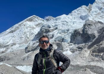 بعد “قهره” قمة كلمنجاروالنقيب سيريل عازار تمكّن من ايفيريستالأكثر مشقّة ولو أقلّ مسافة…رافقه ثلاثة اصدقاء لم يتمكّنوا من المتابعة فبقي وحده..Bankers غطّت الرحلة بمبلغ 200 الف دولار بشروط…