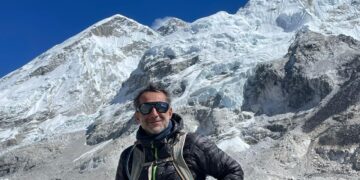 بعد “قهره” قمة كلمنجاروالنقيب سيريل عازار تمكّن من ايفيريستالأكثر مشقّة ولو أقلّ مسافة…رافقه ثلاثة اصدقاء لم يتمكّنوا من المتابعة فبقي وحده..Bankers غطّت الرحلة بمبلغ 200 الف دولار بشروط…