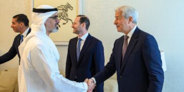 ولي عهد أبو ظبي يلتقي رئيس JP Morgan ويطلعه على الإنجازات الإقتصادية في الإمارات