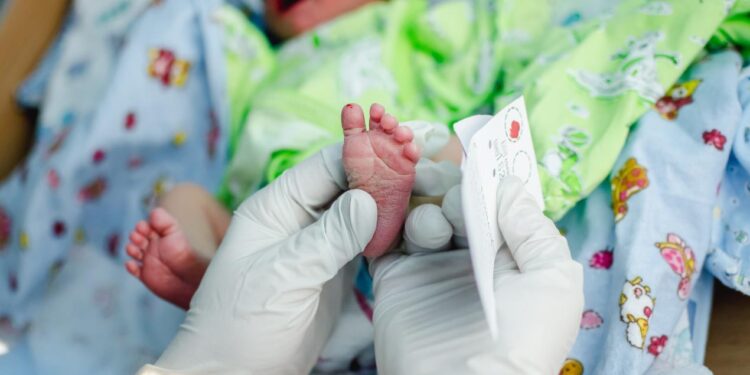 وزارة الصحة السعودية تنفّذ مسحاً للمواليد الجددبحثاً عن الأمراض الوراثية عن كافة المصابينبهدف تكوين قاعدة معلوماتية …