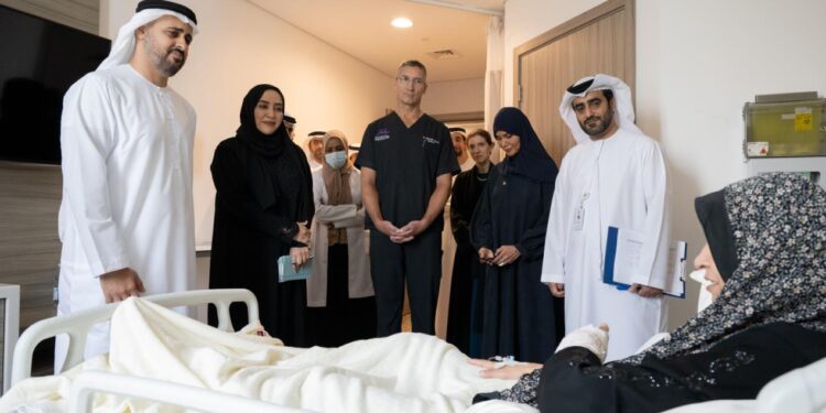 ذياب بن محمد بن زايد يتفقّد في مستشفيات الإمارات مَن يتعالج من الأطفال الفلسطينيين والمصابين بالسرطان…
