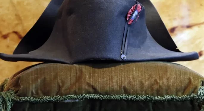 مزادات “سلع” المشاهير تنشط:  6 قمصان لـ Messi   وقبعة ثانية لنابليون  زاد ثمنها عن الأولى بسبب قرنيْها!