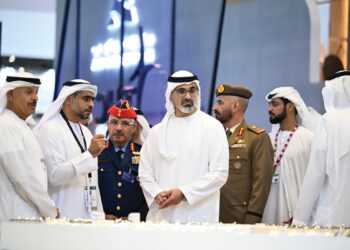 ولي عهد أبو ظبي يجول على “معرض دبي للطيران” ويقول: “انه يُعزّز بناء منظومة رائدة في قطاع الطيران”