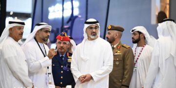 ولي عهد أبو ظبي يجول على “معرض دبي للطيران” ويقول: “انه يُعزّز بناء منظومة رائدة في قطاع الطيران”