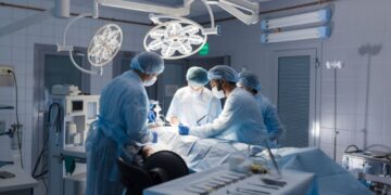 عشريني غامر بإجراء عملية  لتخفيض الوزن خارج السعودية  فجاءت العواقب الصحية وخيمة…  نُقل الى الرياض على درجة السرعة  وأُجري له المطلوب فتعافى…