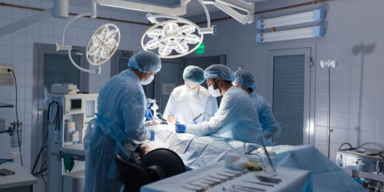 عشريني غامر بإجراء عملية لتخفيض الوزن خارج السعودية فجاءت العواقب الصحية وخيمة… نُقل الى الرياض على درجة السرعة وأُجري له المطلوب فتعافى…