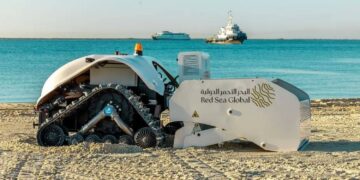 “روبوت” حديث مصمّم خصيصاً لتنظيف رمال وجهة “البحر الأحمر” السياحية في السعودية…