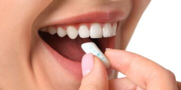 طبيبة أسنان روسية تحذّر من مضغ العلكة: تتسبّب بمشاكل صحية أبرزها اختلال التوازن البكتيري  في تجويف الفم