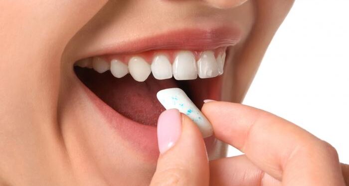 طبيبة أسنان روسية تحذّر من مضغ العلكة: تتسبّب بمشاكل صحية أبرزها اختلال التوازن البكتيري  في تجويف الفم