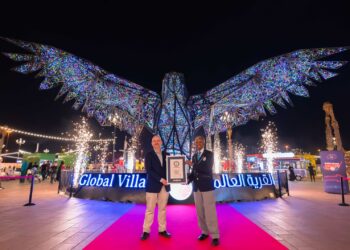 أضخم مجسّم للصقر يتصدّر مدخل القرية العالمية ويدخل رقماً قياسياً في كتاب غينيس…