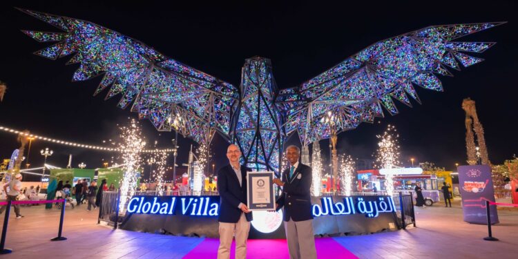 أضخم مجسّم للصقر يتصدّر مدخل القرية العالمية ويدخل رقماً قياسياً في كتاب غينيس…