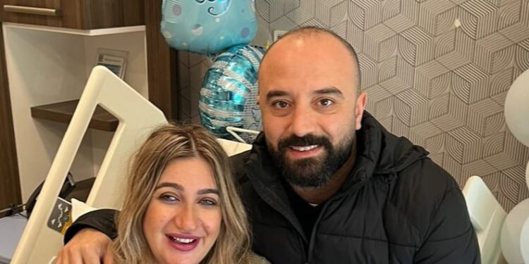 كريستين حداد تحتضن ميشال طفلها البكر الغالي ..