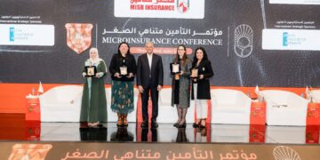 النسخة الثالثة من التأمين المتناهي الصغر  تنتقل من النظري الى العملي:  تأسيس أقسام في الشركات   وتطوير منتجات مناسبة   سهلة الوصول اليها…  الإهتمام بالمرأة المعيلة أساسي   واعتماد التطبيقات التكنولوجية ضرورة ماسّة..