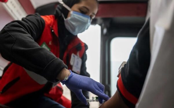 90 مسعفة سعودية مجنّدة  للإستجابة الميدانية بالهلال الأحمر  وبالمشاركة في أعمال اغاثية دولية…