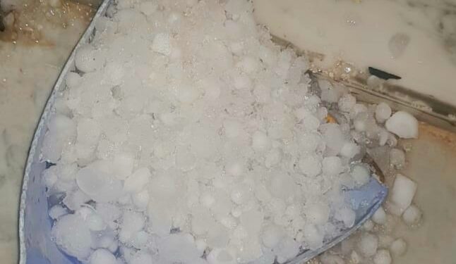 نثر الجوّ على الأرض بَرَد!