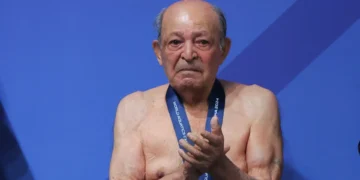 معمّر ايراني بلغ المئة بطل في الغوص في بطولة عالمية للألعاب المائية…