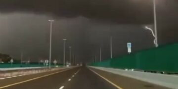 بعد أسبوع من “الترقّب والخوف”..انجلَتِ العاصفة في الإمارات وهلّ هلال رمضان…