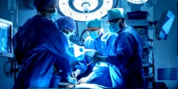 إحدى صُوَر الطب المشرقة: ورقة تحذيرية من الأب الطبيب وصلت بالصدفة الى الإبن بعد عقدَيْن لتُحافظ على سمعة الأخير وتُنقذ المريضة من موت محتّم!