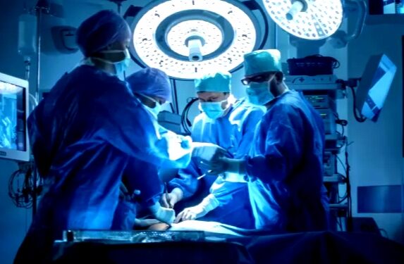 إحدى صُوَر الطب المشرقة:ورقة تحذيرية من الأب الطبيبوصلت بالصدفة الى الإبن بعد عقدَيْنلتُحافظ على سمعة الأخيروتُنقذ المريضة من موت محتّم!