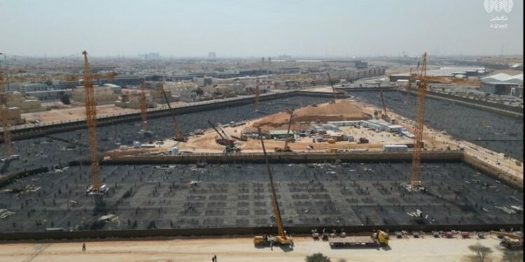 أكبر صبّة خرسانية تشهدها السعوديةوستُدخلها الى “غينيس للأرقام القياسية”:3 أيام متواصلة من الصب بمشاركة7100 شاحنة و 1500 مهندس عامل!