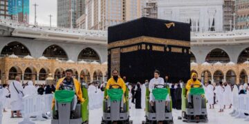 لضمان سلامة وأمن المصلين والمعتمرين 4 آلاف عامل و 200 مشرف ومراقب يجفّفون صحن المطاف بعد الأمطار…