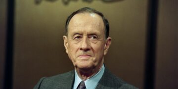 وفاة نجل ديغول الأميرال فيليبتُعيد إحياء أمجاد الديغولية…تعازي معارفه من اللبنانيين متواصلةبينها رسالة مؤثرةلـ “جمعية الأرزة الفرنكوفونية”…