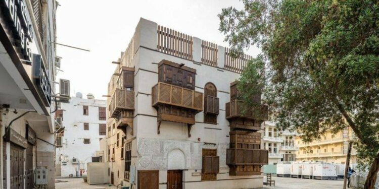 منتج جديد يُبصر النور في السعودية: “التأمين الثقافي” بشقَيْن المباني التراثية التاريخية والأعمال الفنية.. وزير الثقافة: كنوزنا الفنية لا تُقدّر بثمن…