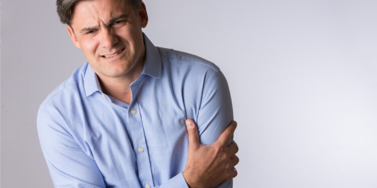 ما دور ألم الذراع اليسرى والظهركمؤشر لحصول نوبة قلبية؟الى حين الوصول الى الطوارئفمضغ حبة اسبرين عامل انقاذ…