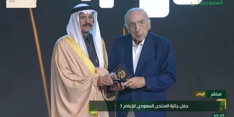 سمير عطالله شخصية العام الإعلاميةفي المنتدى الإعلامي العربي في دبي