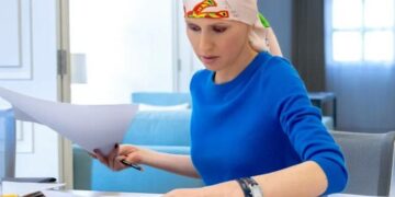 بعد الورم الخبيث بالثدي والشفاء منهأسماء الأسد تُصاب بـ “اللوكيميا”…بيان من رئاسة الجمهورية السوريةيؤكد ابتعادها عن الأنشطة المعهودةوخضوعها لعلاج متخصّص…