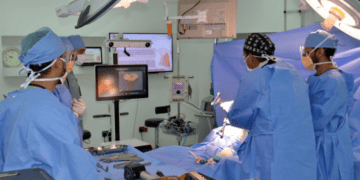 تزامناً مع إطلاق منصة فورية لإدارة حركة الإحالات الطبية… “الروبوت” يستبدل في المدينة المنوّرة مفصل ركبة مريضة معتمداً على الذكاء الإصطناعي…