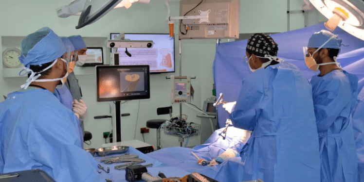 تزامناً مع إطلاق منصة فوريةلإدارة حركة الإحالات الطبية…“الروبوت” يستبدل في المدينة المنوّرةمفصل ركبة مريضةمعتمداً على الذكاء الإصطناعي…