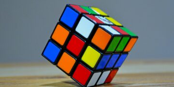 روبوت ميتسوبيشي “يقهر” لغزمكعب روبيك في أقل من ثانية!