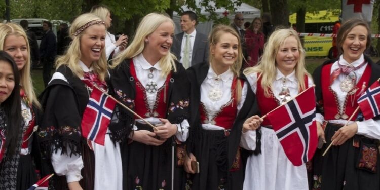 غالب خلايلي يُدوّن في أربع حلقاتذكريات رحلة الى النرويج:رحيل مضطرب تحوّل الى شهر عسل…