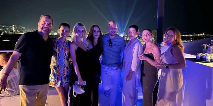 فنشرش فارس تستقبل الصيفبحفلة Sunsetعلى “روف” مكاتب الشركة في اثينا…