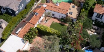 منزل مارلين مونرو في لوس أنجلس حولّته البلدية متحفاً كي لا يُهدم بعد شرائه من ثريَيْن أميركيَيْن.. القضية أمام المحاكم للبت بالنزاع فهل يتمّ نقل الموجودات الى مكانٍ آخر…