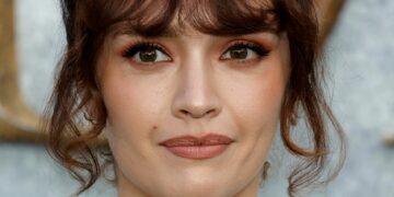 بطلة House Of The Dragon تختار مجوهرات من مجموعة سويسرية في العرض الأول للمسلسل…