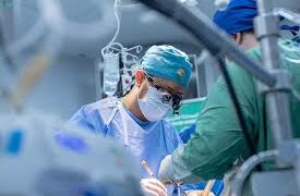 فريق طبي سعودي تقوده طبيبة  استأصل ورماً ليفياً من رحم مواطنة يزن تسعة كيلوغرامات…
