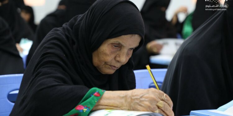 سعودية تجاوز عمرها المئة عامانتسبت مع عشرات لحملة تعليمية خاصة بالتوعية ومحو الأمية…