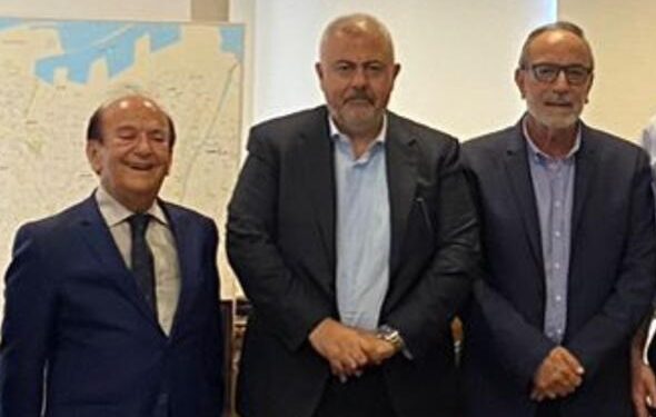 جمعية منشئي وتجار الأبنية يزورون محافظ بيروت ورئيس البلدية ومدير عام المالية…ايلي صوما: لدينا مطلب نبني عليه  هو تخفيض التخمينات المرتفعة على رخص البناء لتشجيع الإستثمار في القطاع العقاريوتالياً دفع عجلة الإقتصاد للدوران…