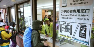 مطالبات المضمونتَيْن الى ارتفاع وآخر احصاء عن آخر زلزال بلغت أكلافه 6 ملايين دولار… اليابان تتلقى ضربات الزلازل بابتسامة ورئيس الوزراء يُخفّض الفاتورة 70 بالمئة لمن يزور مركز زلزال حصل بداية 2024!