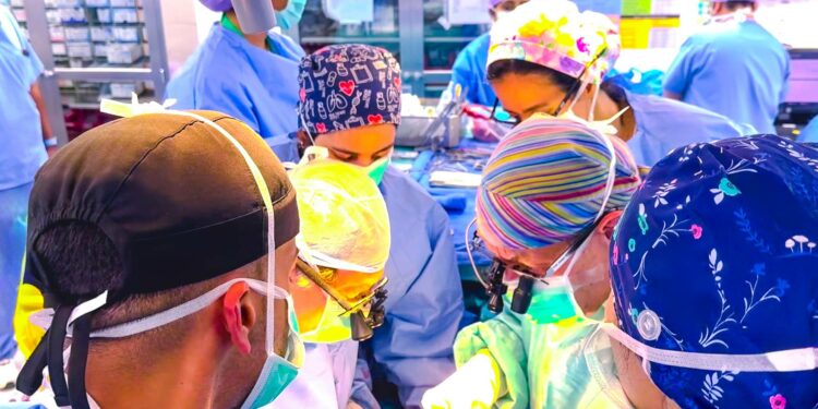 فيما أكثر من نصف مليون سعودييرغبون بالتبرع بأعضائهم…“التخصصي” يُنقذ حياة رجلَيْن وطفلةبزراعة 3 قلوب لهممن متبرعين متوفين دماغياً…