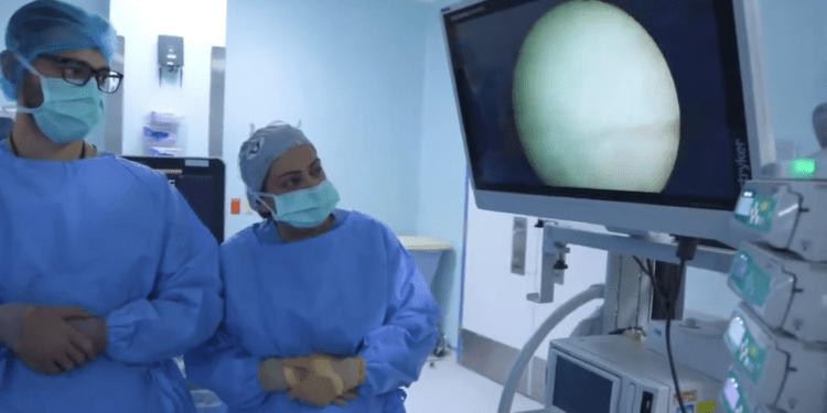 أول عملية من نوعها بالمنظارفي منطقة الشرق الأوسط:اصلاح عيب خلقي لجنينفي مستشفى التخصصي بالرياض…