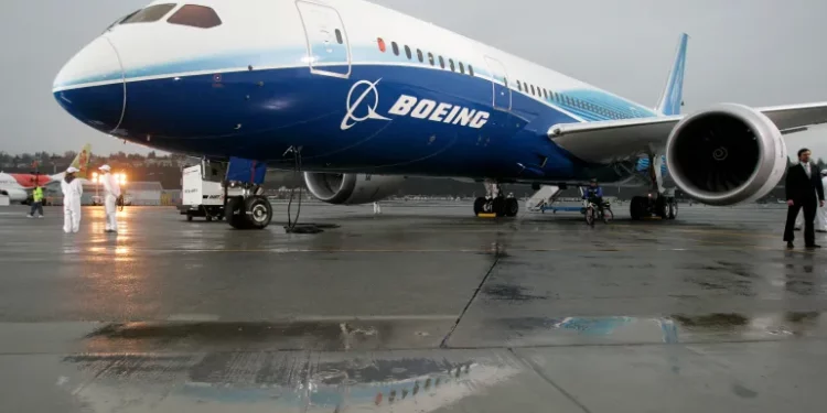 مع ازدياد مخاوف شركات التأمين والإعادة“بوينغ” مستمرة في مسلسل الأعطال… فبعد فقدانها باب الطوارئ في الجوسقطت منها عجلةوهي تُقلع من مطار لوس أنجليس…