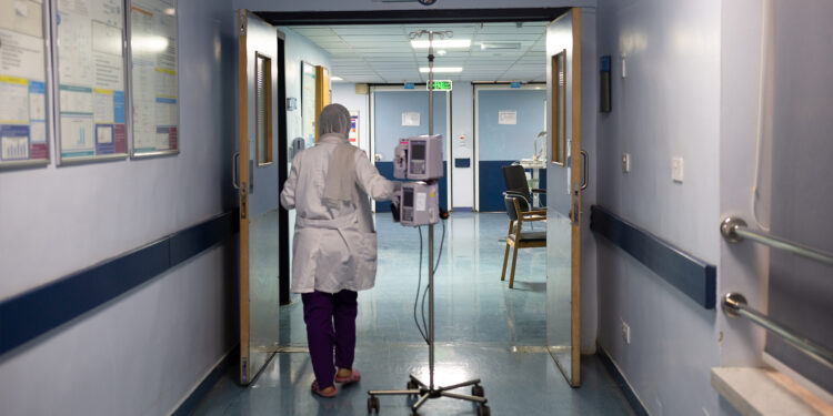 الخلاف يتجدّد بين شركات التأمين وقطاعَيْ المستشفيات والأطباء بشأن زيادة الأسعار في لبنان… هل تذكرون تصريح وزير الصحة الأسبق سليمان فرنجية عندما اتهم الأطباء بإجراء عمليات قلب مفتوح لا لزوم لها؟