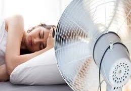 مع أن الصيف على وشك الرحيل… كن حذراً  من المراوح الكهربائية الدائرة فوق رأسك طوال الليل…